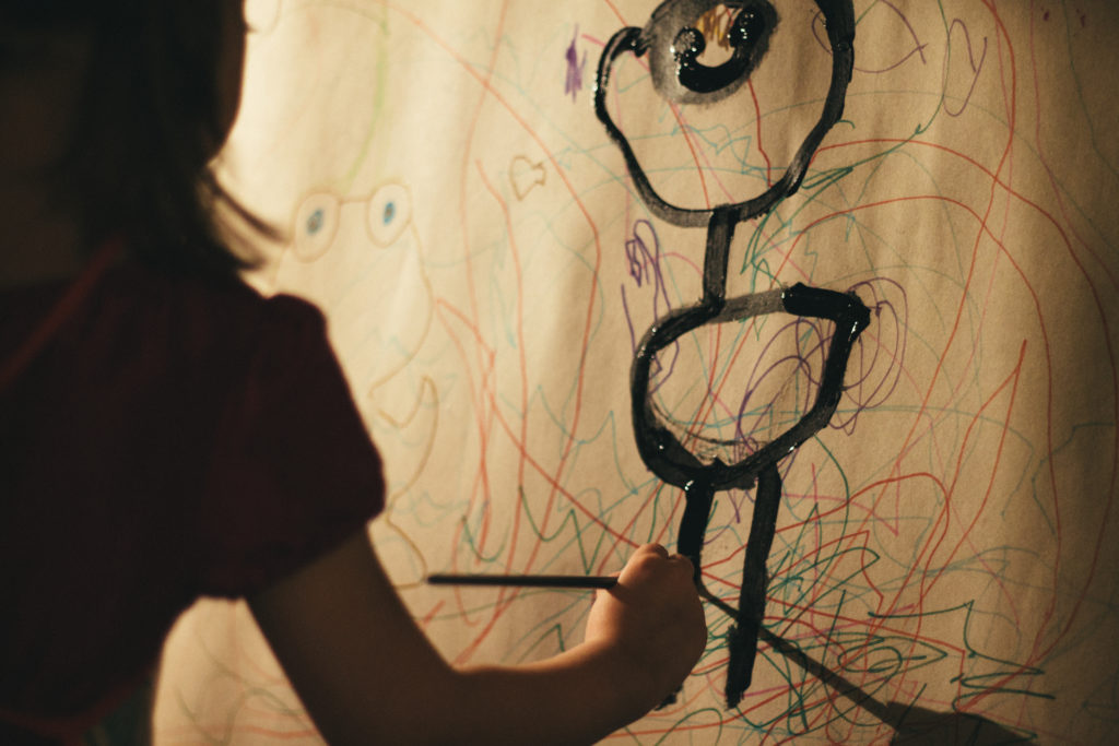 Barn målar en tavla. Foto Johanna Ene 2019.