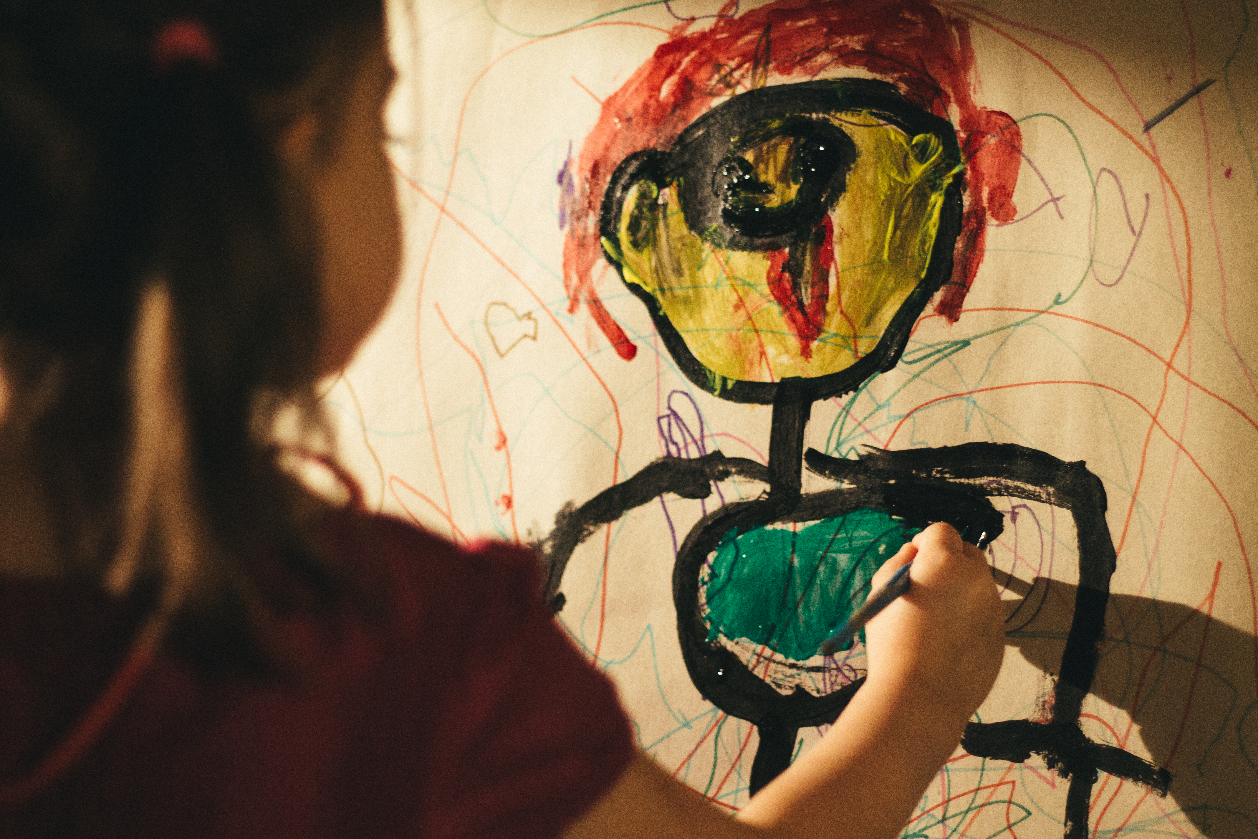 Barn målar en tavla. Foto Johanna Ene 2019.