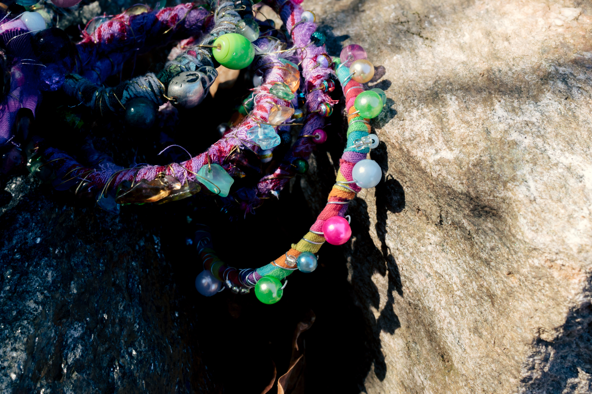 Kreativa armband i bohostil, hippie, gypsy, av tyg och pärlor. Envild Creations.